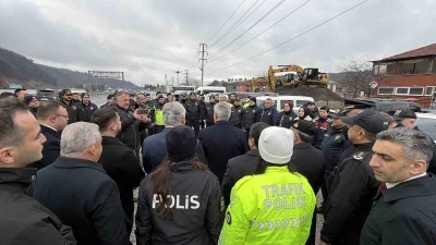D&uuml;zce Valisinden s&uuml;r&uuml;c&uuml;lere: "Vatandaşına tuzak kuran bir bakış a&ccedil;ımız yok"
