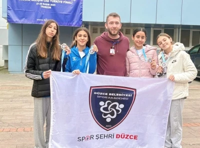 Düzceli yüzücüler madalya ile döndü

