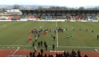 D&uuml;zcespor - Sebat Gen&ccedil;likspor ma&ccedil;ı sonrası saha karıştı
