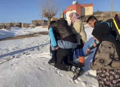 (D&uuml;zeltme) Mardin&rsquo;de fedakar sağlık personeli: 84 yaşındaki hastayı sırtında taşıdı
