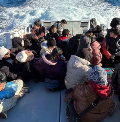 D&uuml;zensiz g&ouml;&ccedil;menler karada mahsur kaldı
