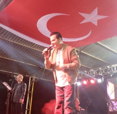 D&uuml;zi&ccedil;i&rsquo;nde 106. yıl coşkusu Hakan Peker konseriyle başladı
