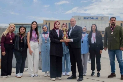 EBY&Uuml; Bahar Şenlikleri&rsquo;nde dereceye girenlere &ouml;d&uuml;lleri verildi
