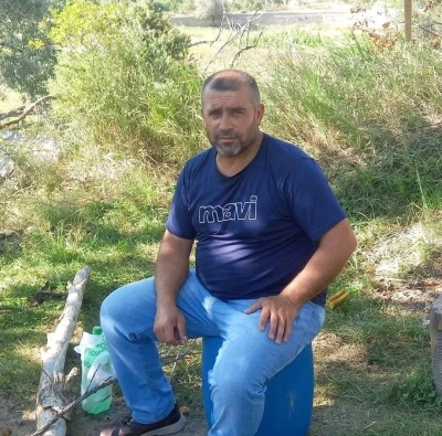 Ecel inşaat işçisini ağaç altında dinlenirken yakaladı
