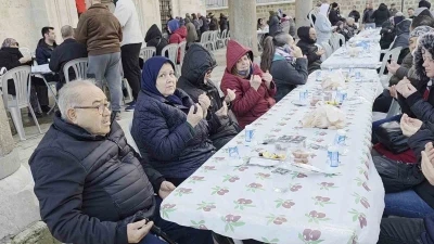 Edirne&rsquo;de 11 yıllık imece iftar geleneği: İmece usul&uuml; sofra kuruldu
