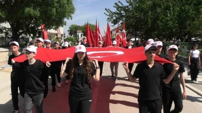 Edirne&rsquo;de 19 Mayıs coşkusu: Bayrağını alan kutlama alanına koştu

