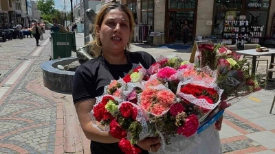 Edirne&rsquo;de Anneler G&uuml;n&uuml;&rsquo;nde &ccedil;i&ccedil;ek satan kadınlar

