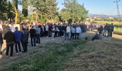Edirne&rsquo;de asırlık bayramlaşma geleneği yaşatıldı: Y&uuml;zlerce kişi aynı anda bayramlaştı
