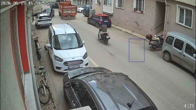 Edirne&rsquo;de aynı sokakta yarım saat arayla iki kaza kameralara yansıdı
