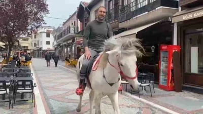 Edirne&rsquo;de beyaz atla caddeyi turlardı
