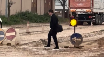 Edirne&rsquo;de bozuk yollar s&uuml;r&uuml;c&uuml;leri ve yayaları canından bezdirdi
