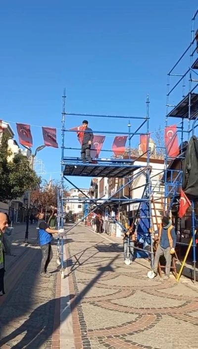 Edirne&rsquo;de caddede bayrağa saygı: T&uuml;rk bayrağını &ouml;perek kaldırdı

