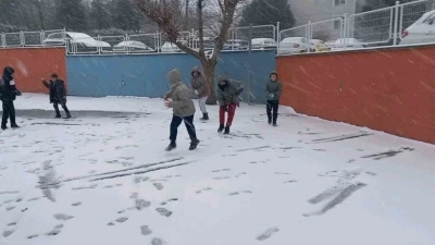 Edirne&rsquo;de &ccedil;ocukların kar sevinci
