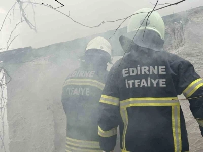 Edirne&rsquo;de depo yangını b&uuml;y&uuml;meden s&ouml;nd&uuml;r&uuml;ld&uuml;
