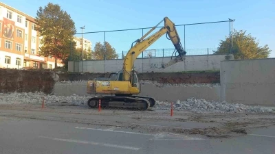 Edirne’de devrilme tehlikesi taşıyan okul duvarı yenileniyor
