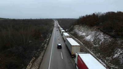 Edirne&rsquo;de dondurucu soğukta kilometrelerce tır kuyruğu
