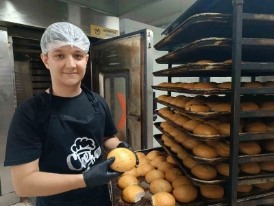 Edirne&rsquo;de geleceğin fırın ustaları yetişiyor: Liseliler hem &uuml;retiyor hem de kazanıyorlar
