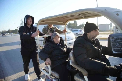 Edirne&rsquo;de gen&ccedil;lerden insanlık dersi: Engelli vatandaşı kilometrelerce ittiler
