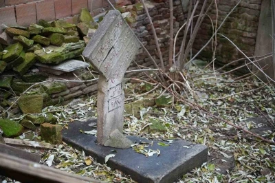 Edirne&rsquo;de ilgin&ccedil; manzara: Osmanlı d&ouml;nemi kabri apartman bah&ccedil;esinde kaldı
