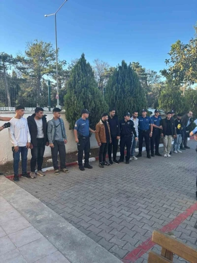 Edirne’de kamyonette 15 kaçak göçmen yakalandı
