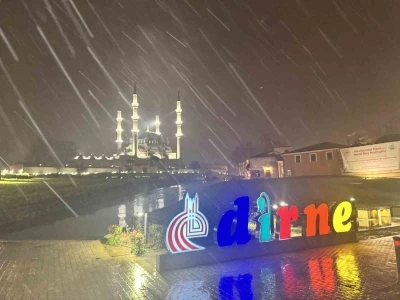 Edirne&rsquo;de kar yağışı etkili oluyor
