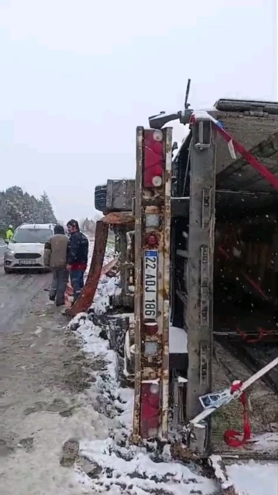 Edirne&rsquo;de kar yağışı ve fırtına sebebiyle tır devrildi
