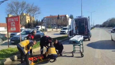 Edirne&rsquo;de kırmızı ışıkta ge&ccedil;en yayaya ara&ccedil; &ccedil;arptı
