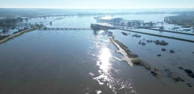 Edirne&rsquo;de Meri&ccedil; Nehri taştı, &ccedil;ok sayıda hobi bah&ccedil;esi su altında kaldı
