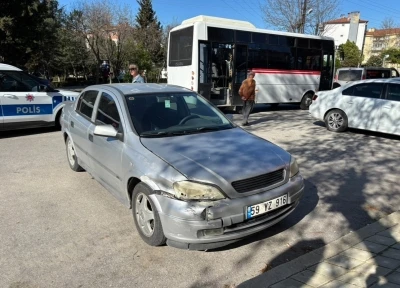 Edirne&rsquo;de minib&uuml;s ile otomobil &ccedil;arpıştı: 1 yaralı
