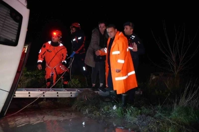 Edirne&rsquo;de minib&uuml;s sulama kanalına d&uuml;şt&uuml;: Mahsur kalanlar kurtarıldı
