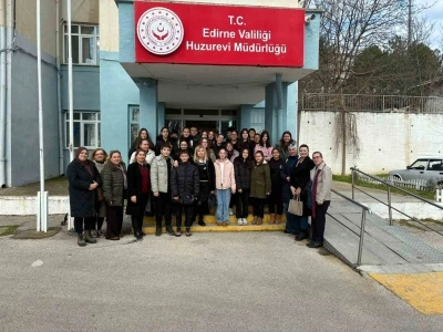 Edirne&rsquo;de &ouml;ğrenciler huzurevi sakinlerinin y&uuml;reğini ısıttı: Minik ellerden b&uuml;y&uuml;k vefa
