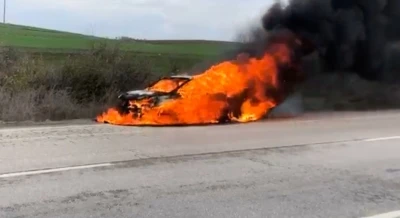 Edirne’de otomobil alev alev yandı
