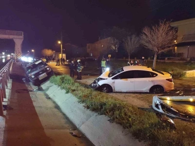 Edirne&rsquo;de otomobil ile cipin &ccedil;arpıştığı kazada 3 kişi yaralandı
