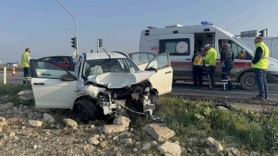 Edirne&rsquo;de otomobil ile pikap &ccedil;arpıştı: 3 yaralı
