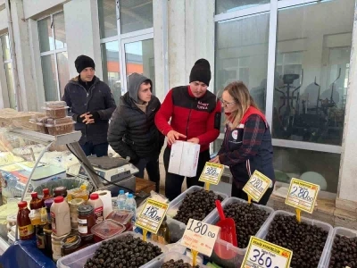 Edirne&rsquo;de pazar yerinde gıdalar ve fiyatlar kontrol edildi
