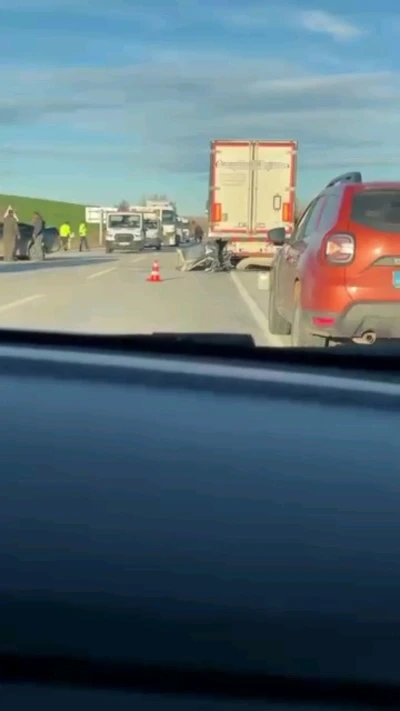Edirne&rsquo;de peş peşe kazalar: Hamzabeyli yolunda otomobil tıra &ccedil;arptı, Demirhamlı&rsquo;da tır sulama kanalında durabildi
