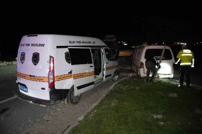 Edirne’de &quot;dur&quot; ihtarına uymayan minibüs 8 kilometrelik kovalamaca sonrası yakalandı: Araçtan 20 göçmen çıktı
