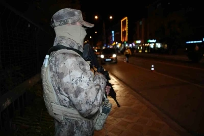 Edirne’de &quot;Huzurlu Sokaklar&quot; uygulaması: Ruhsatsız tabanca ele geçirildi, 15 sürücüye 178 bin TL ceza
