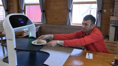 Edirne&rsquo;de robot garson hizmete başladı, m&uuml;şteriler memnun
