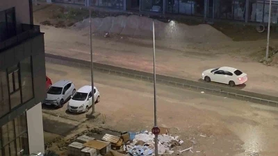 Edirne&rsquo;de sağanak etkili oldu: Caddeler g&ouml;le d&ouml;nd&uuml;
