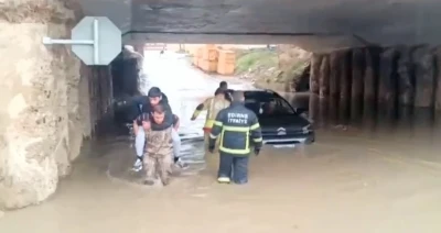 Edirne&rsquo;de sağanak etkili oldu, yollar g&ouml;le d&ouml;nd&uuml;: K&ouml;pr&uuml; altında mahsur kalanlar kurtarıldı
