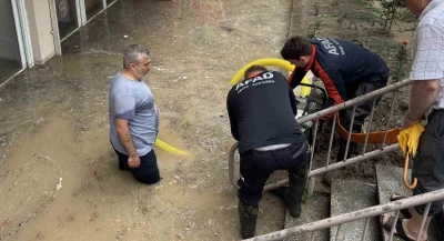 Edirne&rsquo;de sağanak iş yerlerini su altında bıraktı
