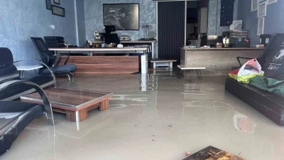 Edirne&rsquo;de sağanak ve dolu hayatı fel&ccedil; etti: İş yerleri sular altında kaldı
