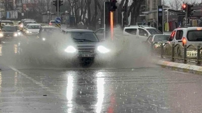 Edirne&rsquo;de sağanak yağış: Cadde ve sokaklar g&ouml;le d&ouml;nd&uuml;
