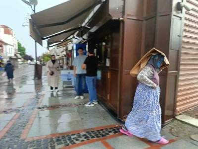 Edirne&rsquo;de sağanak yağış: Vatandaşlar karton ve poşetle yağmurdan korunmaya &ccedil;alıştı
