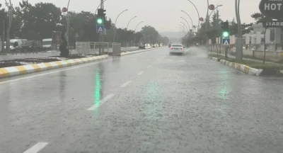 Edirne&rsquo;de sağanak yağış yolları g&ouml;le &ccedil;evirdi
