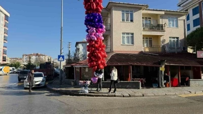 Edirne&rsquo;de Sevgililer G&uuml;n&uuml; kalpli balon satıcılarına yaradı
