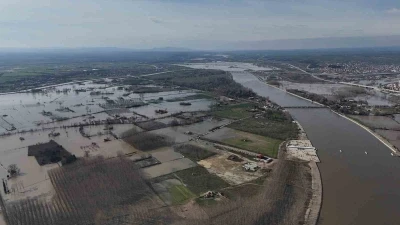 Edirne&rsquo;de sular altında kalan yerleşim alanları ve &ccedil;iftlikler havadan g&ouml;r&uuml;nt&uuml;lendi
