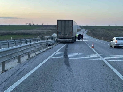 Edirne&rsquo;de tır bariyerlere &ccedil;arptı
