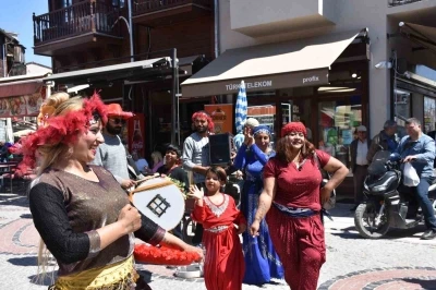 Edirne&rsquo;de turistler romanların kakava davetine ortak oldu

